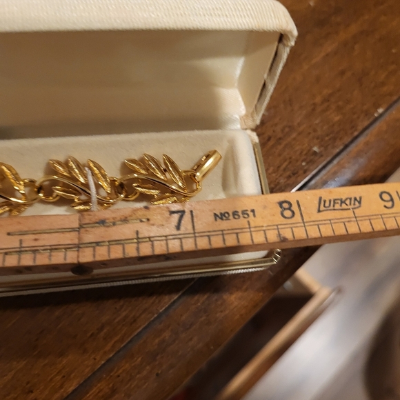Vintage Napier Gold Tone Leaf Bracelet in Original Box - Picture 4 of 4